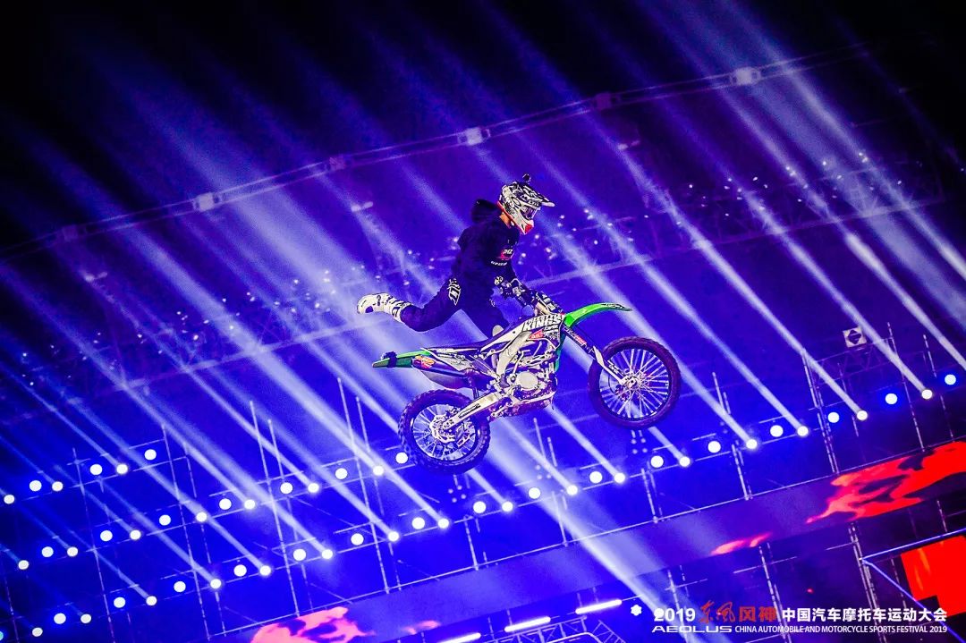 开云体育-夺冠首场状态出色，SKT观众沸腾！，Ning重返赛场上演精彩一战-开云体育